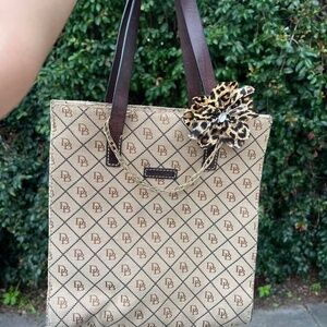Y2K Dooney & Bourke DB Signature Canvas Tote Bag - Classic Neutral 2000s ❤︎